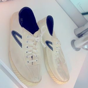 Classic Trenton white and navy sneakers size 7.5